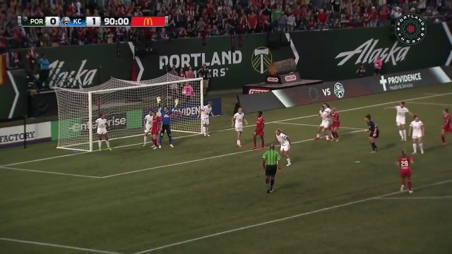 La gardienne Michelle Betos marque un but de la tête