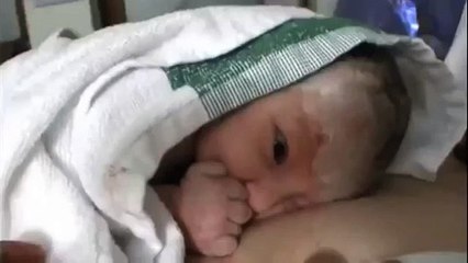 Un bébé fait un doigt d'honneur à son papa le jour de sa naissance