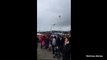 Paraquedista sobrevive a queda após amigo o pegar no ar durante exibição na Inglaterra