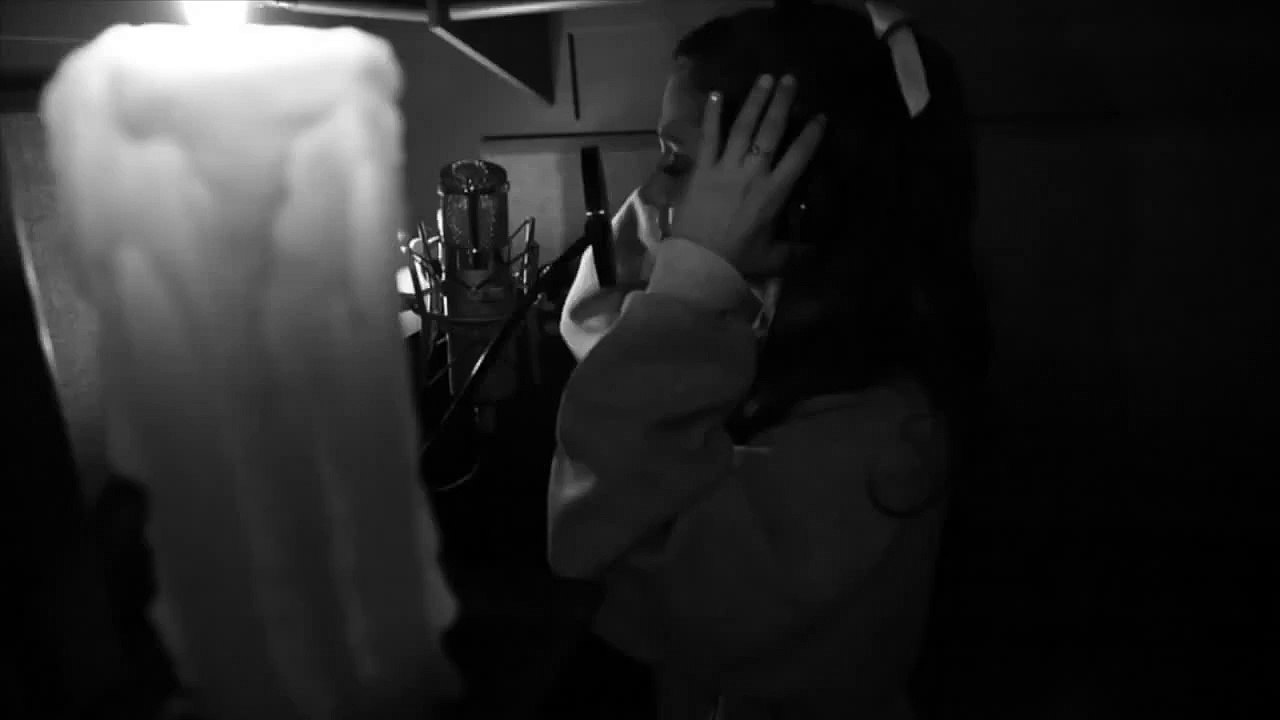 Ariana Grande - Emotions