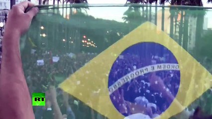 下载视频: Brasil: Fuertes enfrentamientos entre 50.000 manifestantes y Policía 'inundan' Sao Paulo