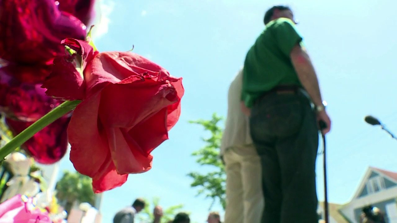 Charleston: émotion lors du rassemblement devant l'église