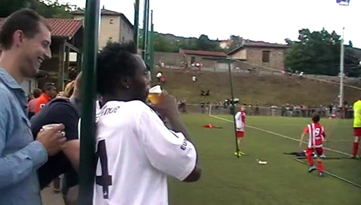 Feindouno boit une bière et Janot frappe la transversale