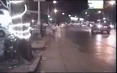 Femme d'amputé de hanche sur les béquilles axillaires