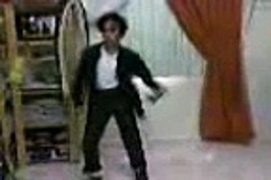 سعودي يقلد مايكل جاكسون .. ( بنــدر جاكسون )