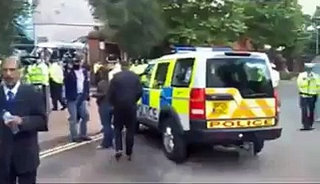 People Chanting Zardari Kutta in Front of Zardari In London -