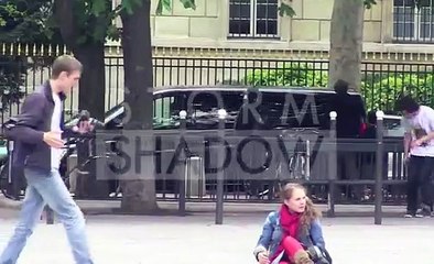 The Mentalist australian actor Simon Baker out with family in Paris