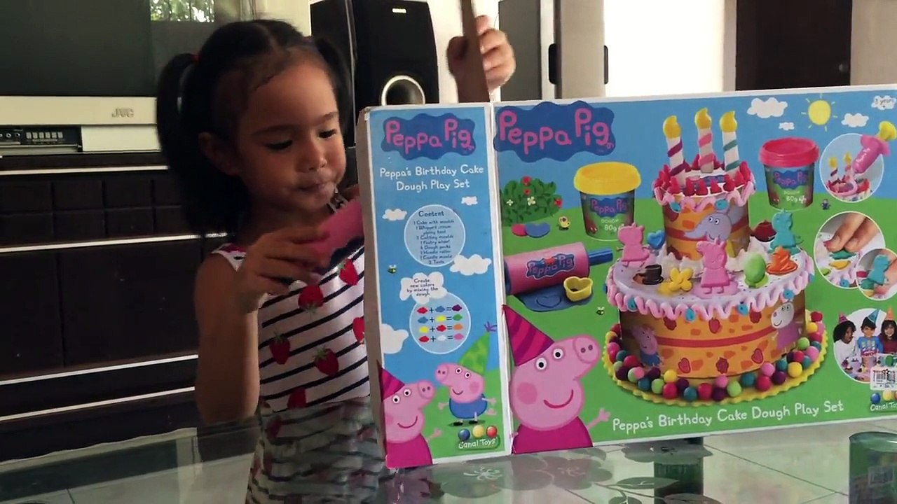Peppa Pig Play doh a 3 year old baby Kiera doing the demo...