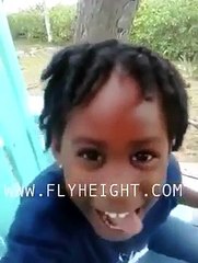 Une petite fille répond à un garçon qui l'a traité de moche