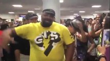 The Lion King Vs Aladdin - Broadway Casts Have Sing Off At The Airport During Flight Delay!