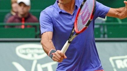 Federer cieszy się z wygranej nad Karloviciem