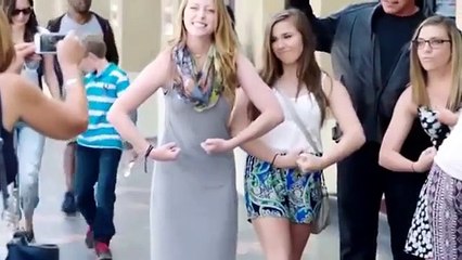 Arnold Schwarzenegger joue au Terminator dans la rue pour une bonne cause