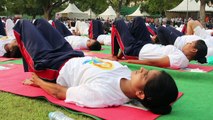 Zehntausende in Indien machen Yoga mit Premier