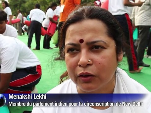 Journée du yoga: le Premier ministre indien prend lui-même la pose