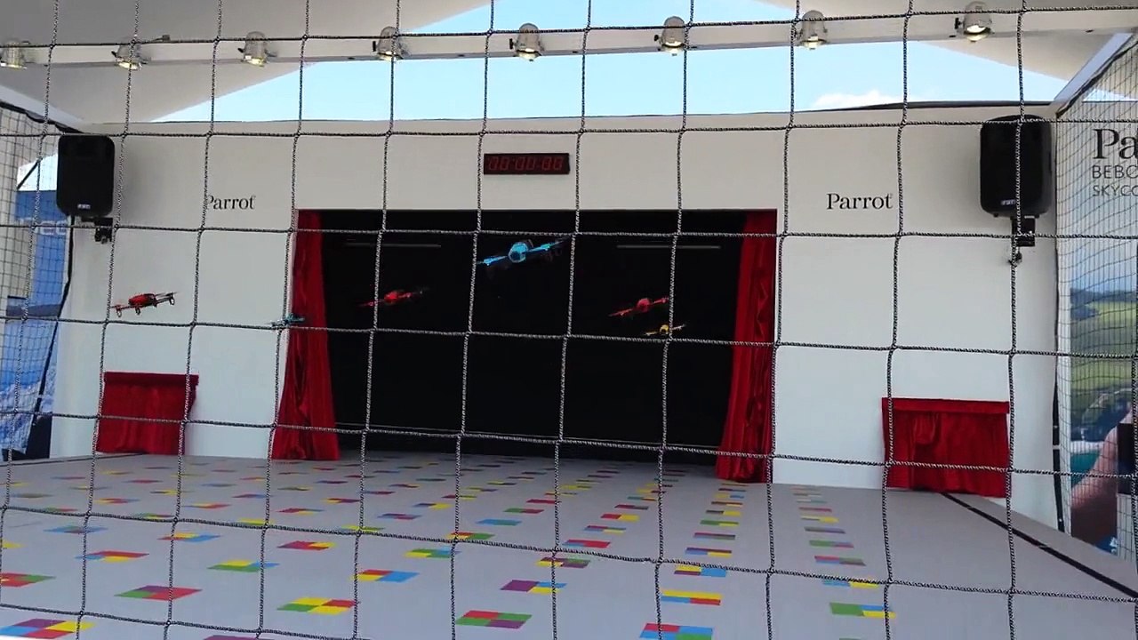 La chorégraphie de drones au salon du Bourget