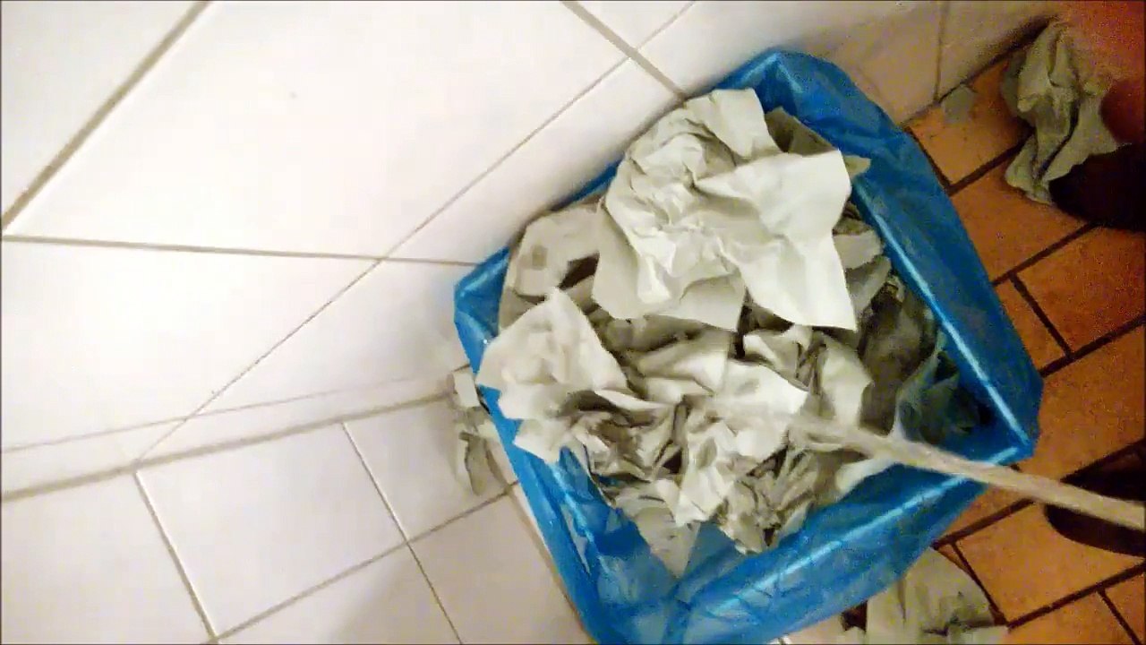 Dicky pisst in dem Mülleimer