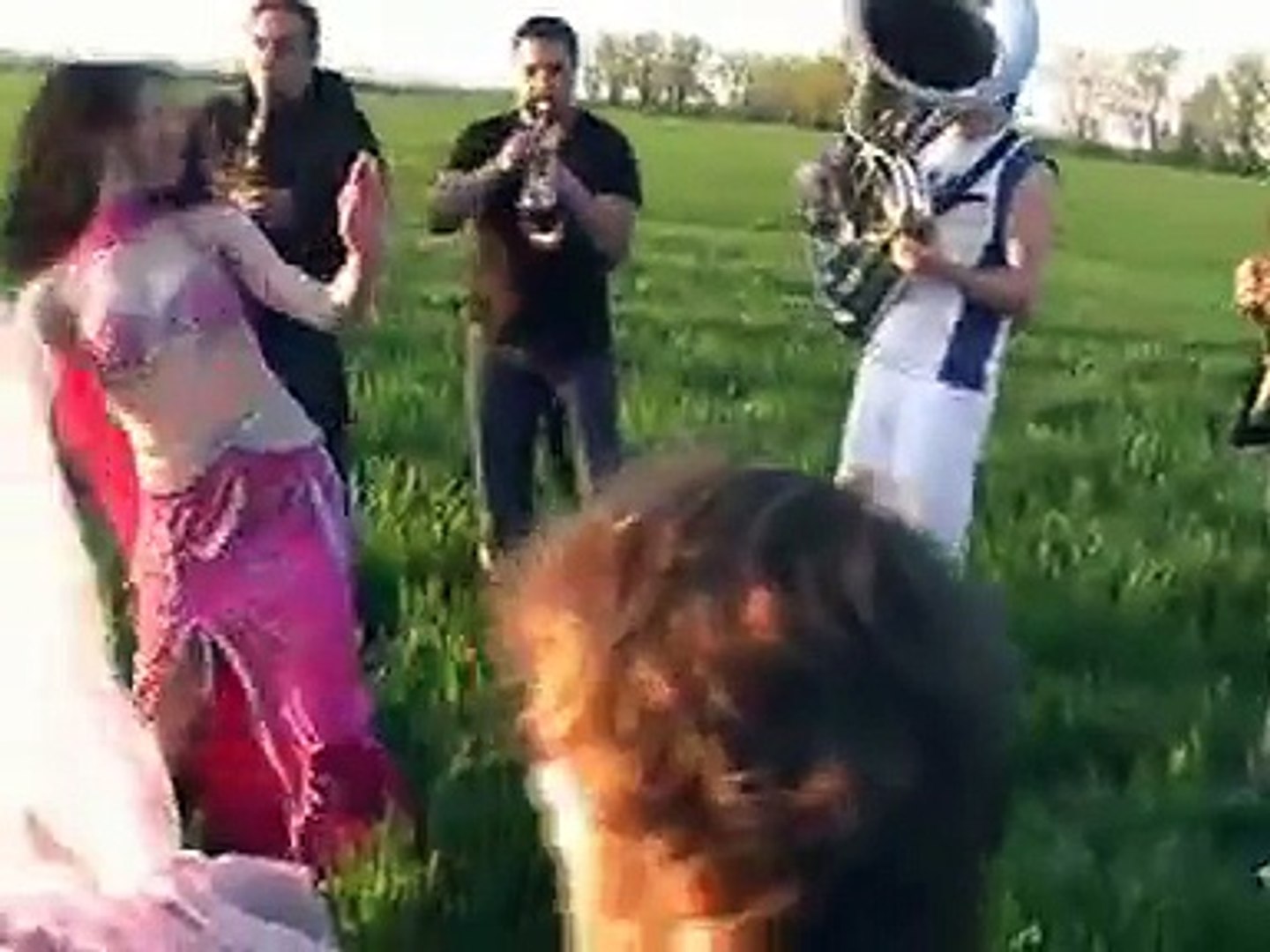 Fanfara Kalashnikov ft. Gigi Hayat - Reggeton