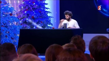 ce magicien est super talentueux de ses mains