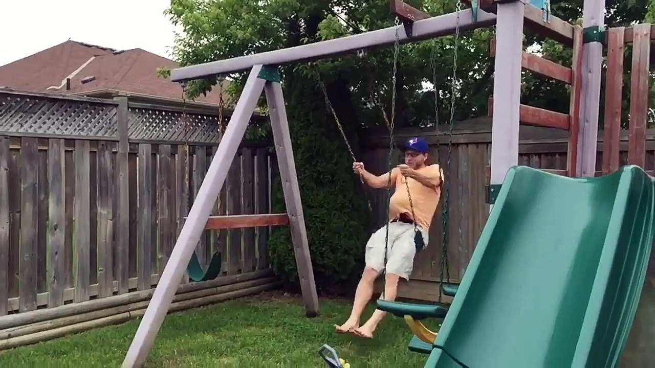 L'oncle de l'année claque un dunk balançoire épique