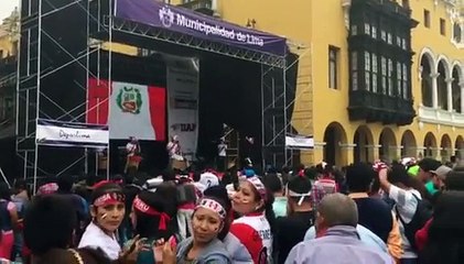 Perú vs. Colombia: hinchas de la bicolor arman la fiesta en Plaza de Armas