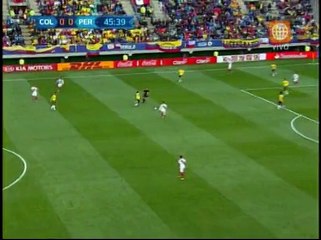 Perú vs. Colombia: Carlos Zambrano no acabó el primer tiempo por esta falta (VIDEO)