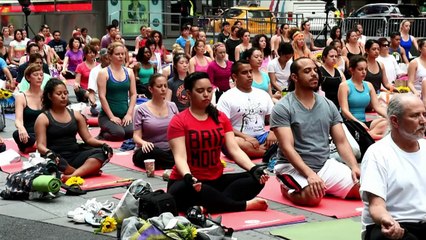 New York: des milliers de fans de yoga sur Times Square
