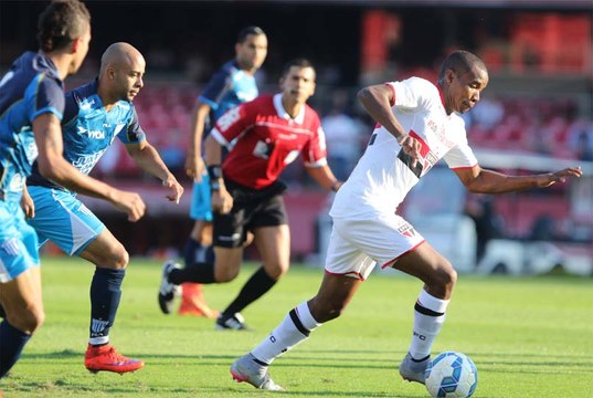 São Paulo vacila no fim e cede empate para o Avaí