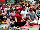 Etats-Unis: des milliers de fans de yoga à Times square, dont Ban Ki-moon