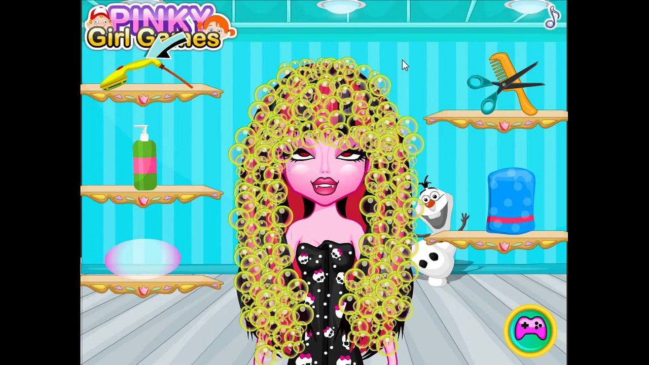 Monster High Draculaura goes to to the hair salon of Frozen Elsa for a new hairstyle