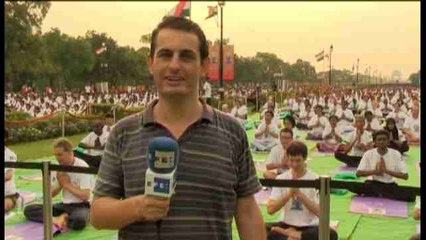 Informe a cámara. Celebran masivo primer Día Mundial del Yoga en la India