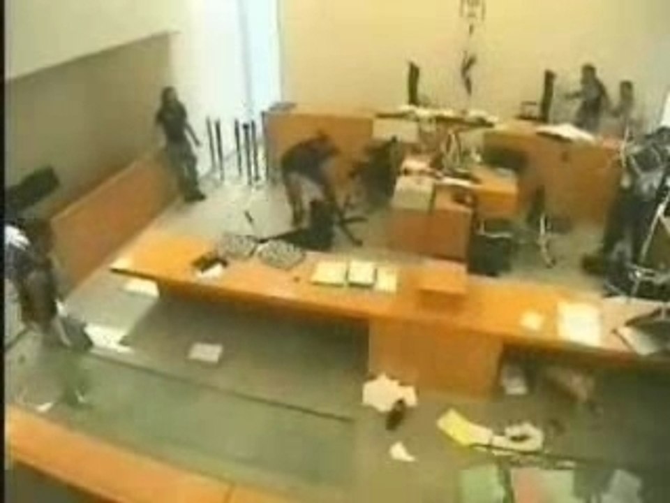 Baston dans un tribunal