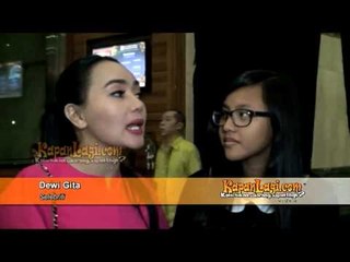 Dewi Gita Rayu Naja Nyanyi di Acara Amal