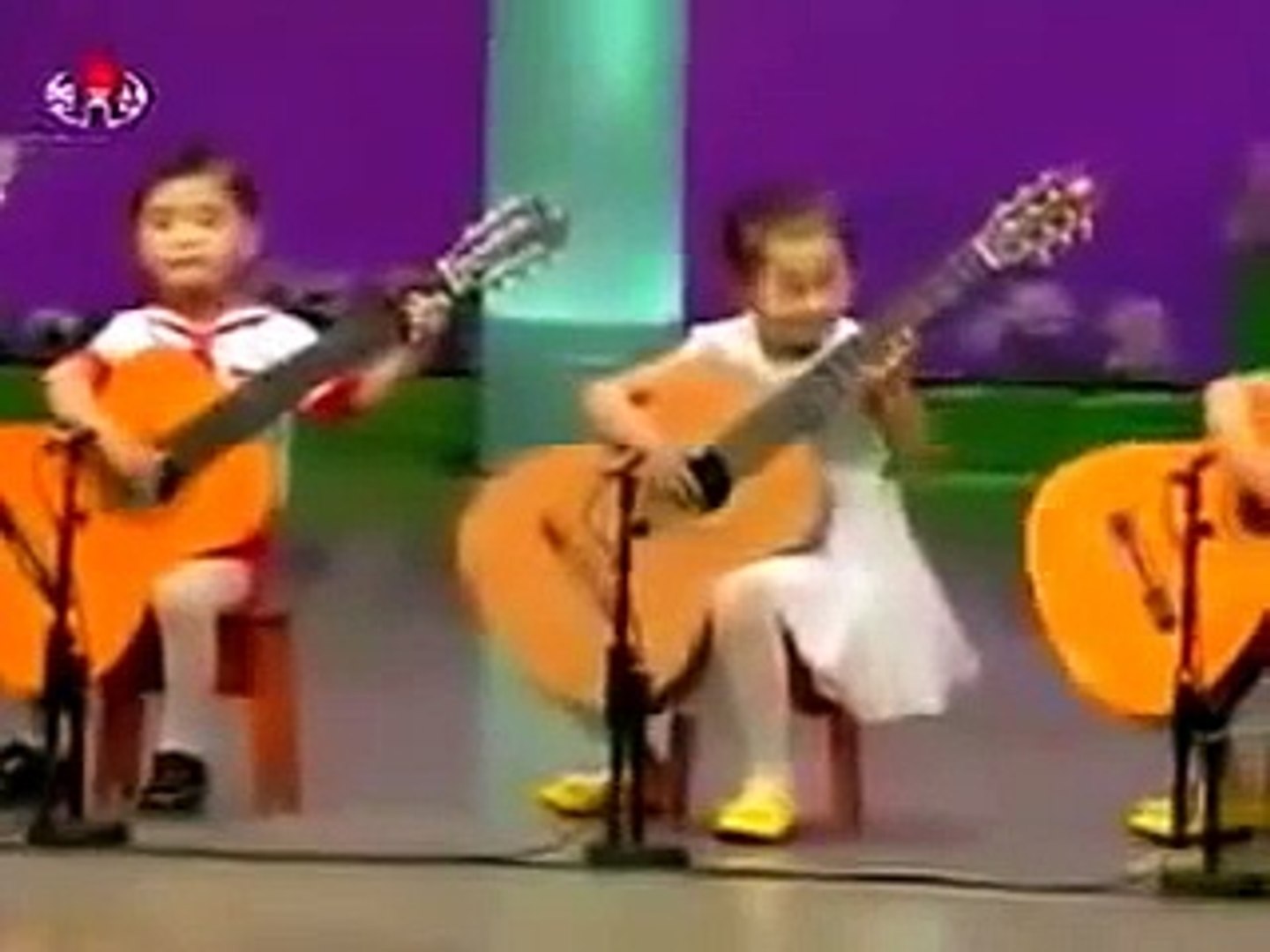 Pequeños niños chinos tocando guitarra - video Dailymotion