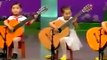 Pequeños niños chinos tocando guitarra