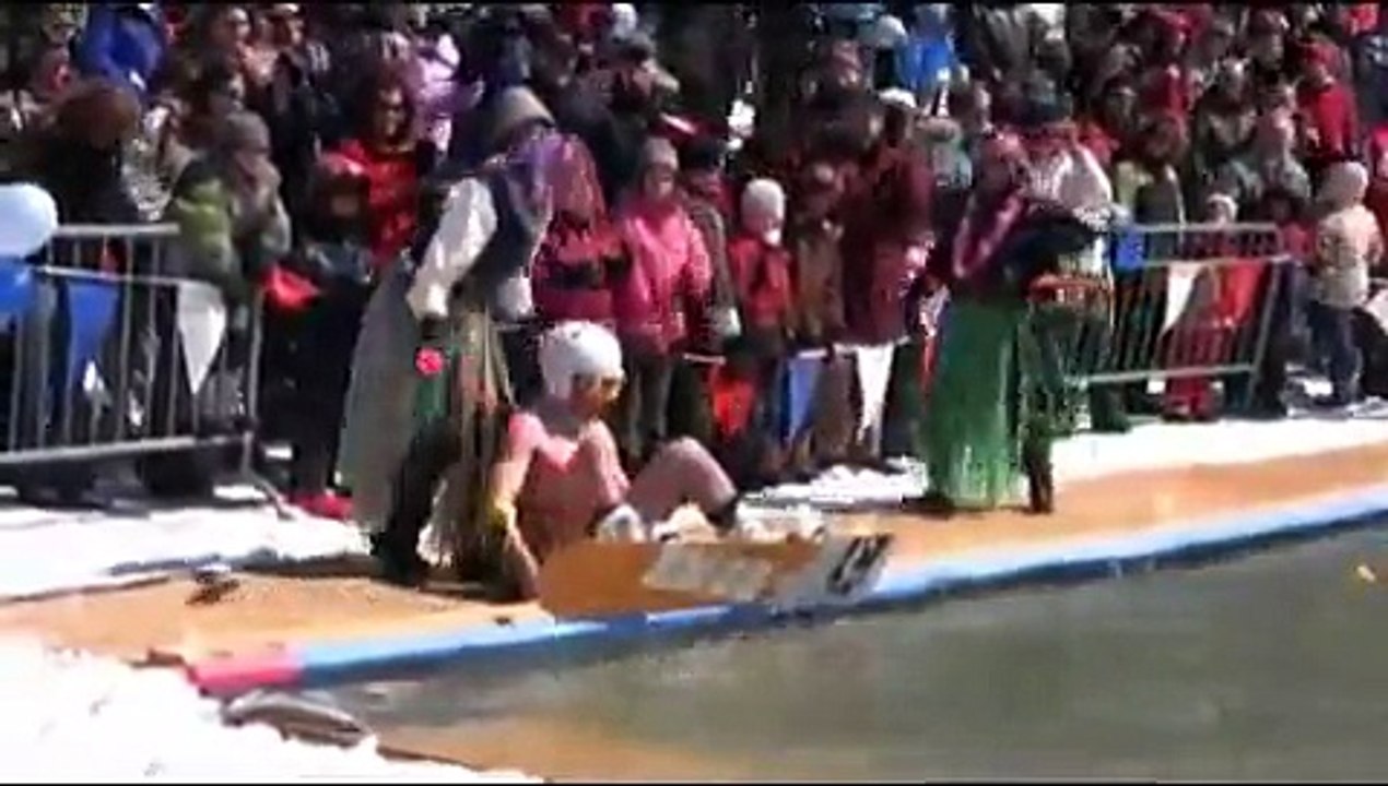 SKI Mont St-Bruno  Un HOMME  NU   dans la Montagne