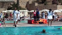Club Med Kamarina Sicily 2010 - Giacomo steers the pool - Giacomo met le feu à la piscine