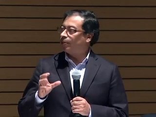 Hollman Morris se posesionó, ante el alcalde Gustavo Petro, como nuevo gerente de Canal Capital