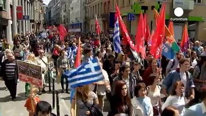 الأوروبيون يظهرون تضامنهم مع اليونانيين بشأن أزمة الديون