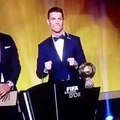 Che tieng het cua Ronaldo khi buoc len buc nhan giai Qua bong vang