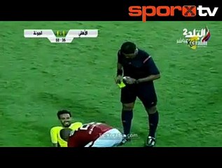 Sakatlanan rakibini sahanın dışına attı!