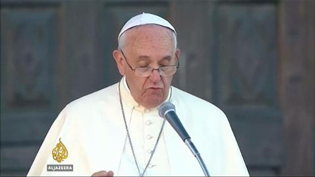 Pope pauses in silent prayer before 'Shroud of Turin'