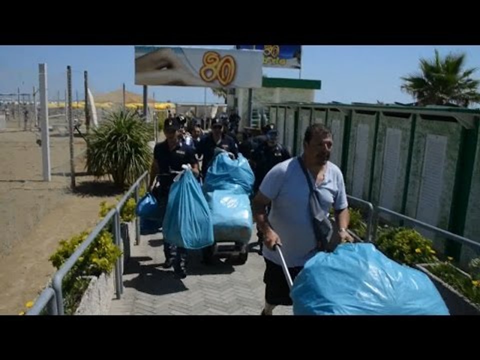 Retata anti abusivismo in spiaggia, maxisequestro a Miramare di Rimini