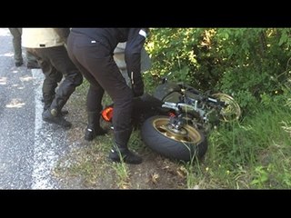 Moto fuori strada: il guard rail gli sfiora la testa, cade ma rimane illeso