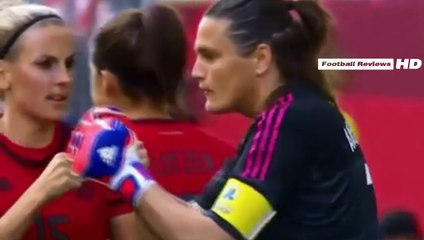 Jennifer Cramer se prend un vent pendant la coupe du monde de football féminine