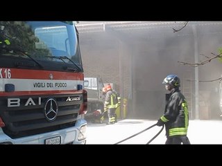 Riccione, scoppia incendio in una ditta di impianti elettrici vicino al casello dell’A14