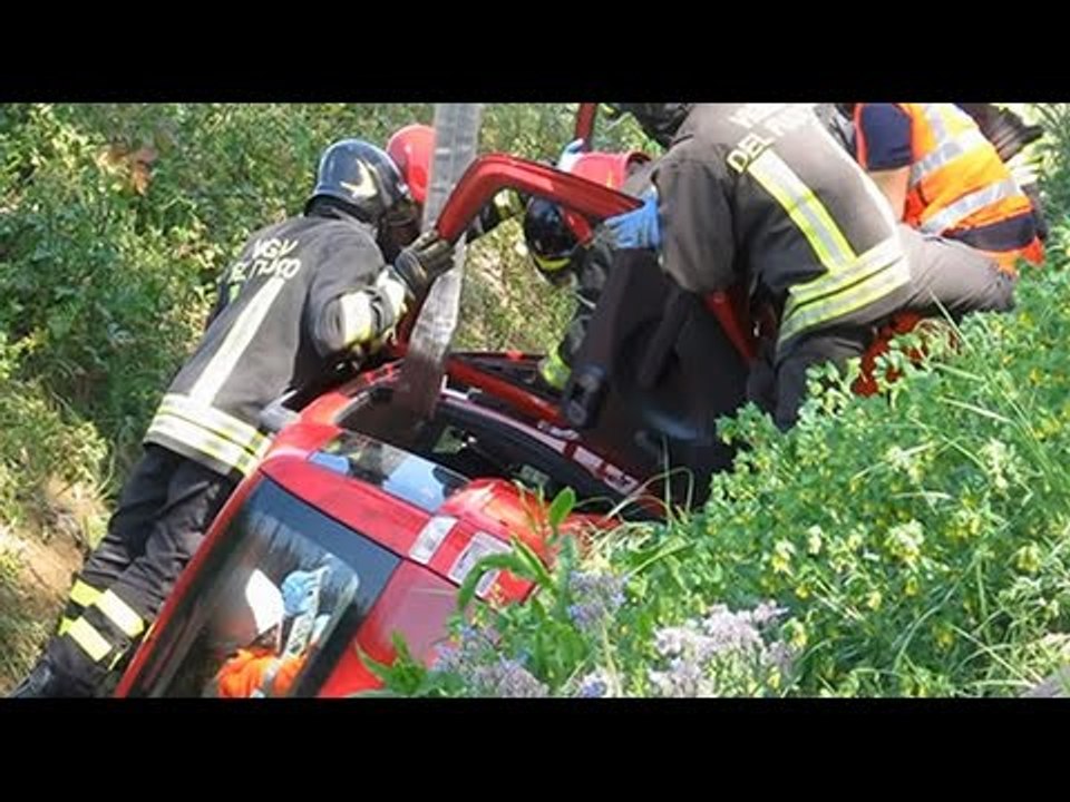 Finisce con l’auto nel fosso, donna estratta dai vigili del fuoco
