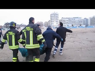 Trova cadavere in spiaggia a Rimini mentre passeggia con il suo cane