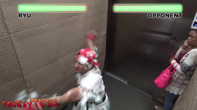 Il attaque les gens dans un ascenseur déguisé en RYU de Street Fighter