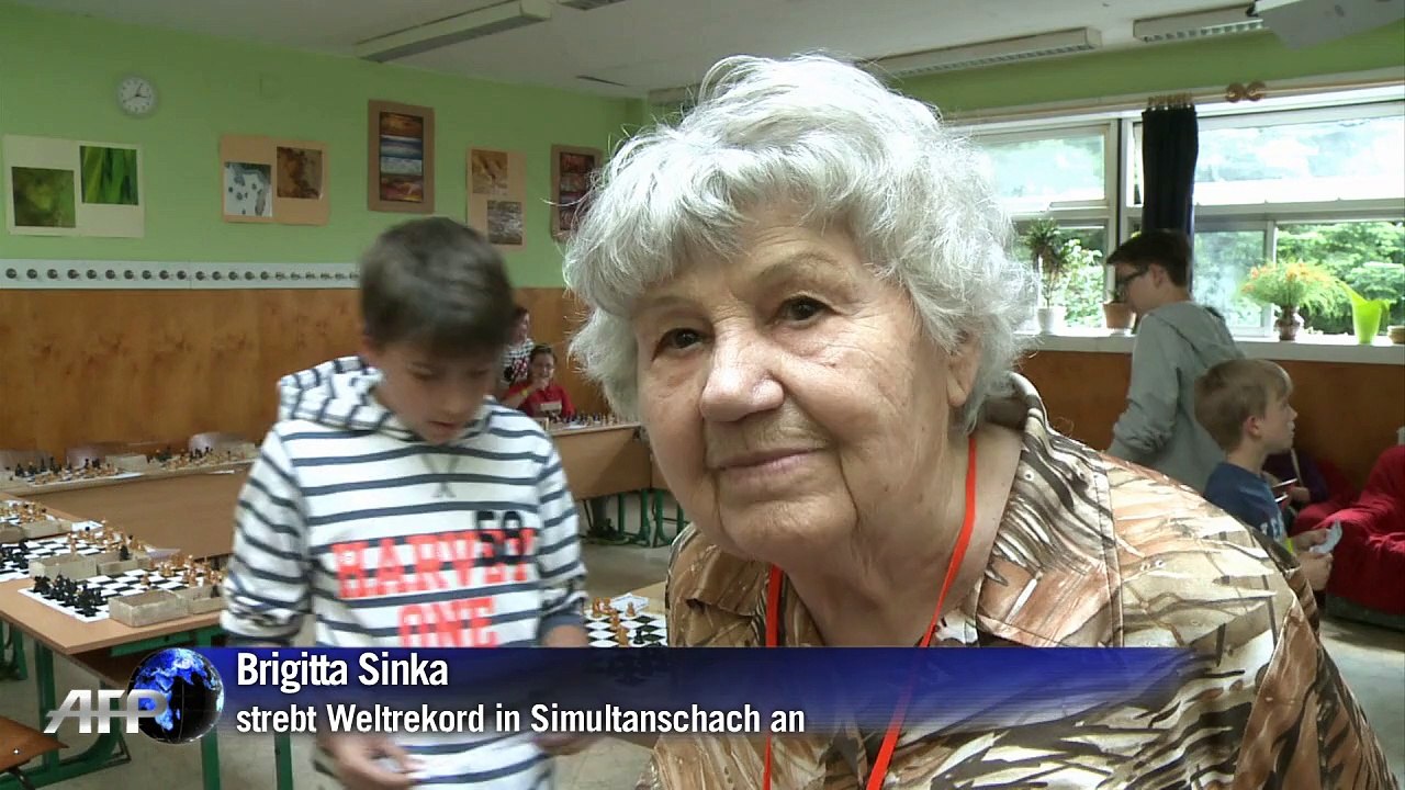 87-Jährige hält sich fit mit Simultanschach