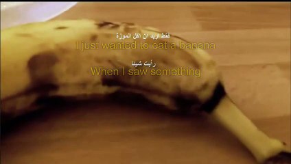 رجل يفاجىء بخروج عنكبوت من داخل موزة